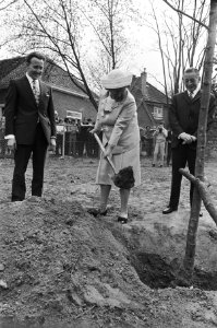 Koningin Juliana verricht de openingshandeling en schept aarde in het gat van ee, Bestanddeelnr 924-4822