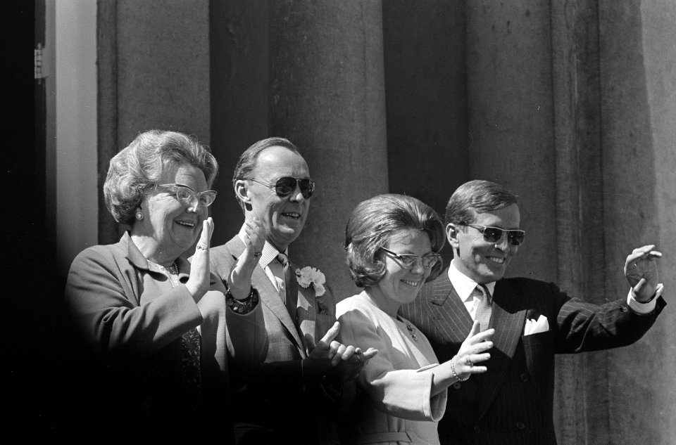 Koninginnedag, defilee op Soestdijk, v.l.n.r. koningin Juliana , prins Bernhard , Bestanddeelnr 919-0920
