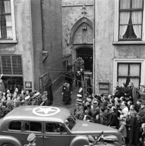 Koningin Juliana verlaat de Nederlands Hervormde Kerk te Breda waar ze een kerkd, Bestanddeelnr 900-4101