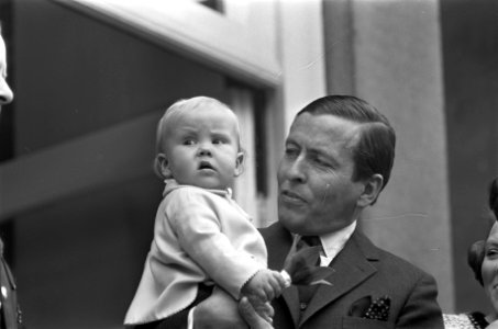 Koninginnedag. Prins Claus met prins Willem Alexander, Bestanddeelnr 921-3028