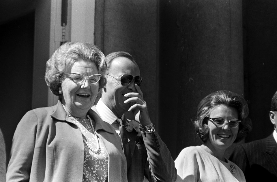 Koninginnedag, defilee op Soestdijk, nummer 9 Koningin Juliana en prins Bernhard, Bestanddeelnr 919-0924