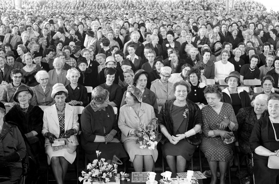 Koningin Juliana tussen 7500 huisvrouwen, Bestanddeelnr 913-7784