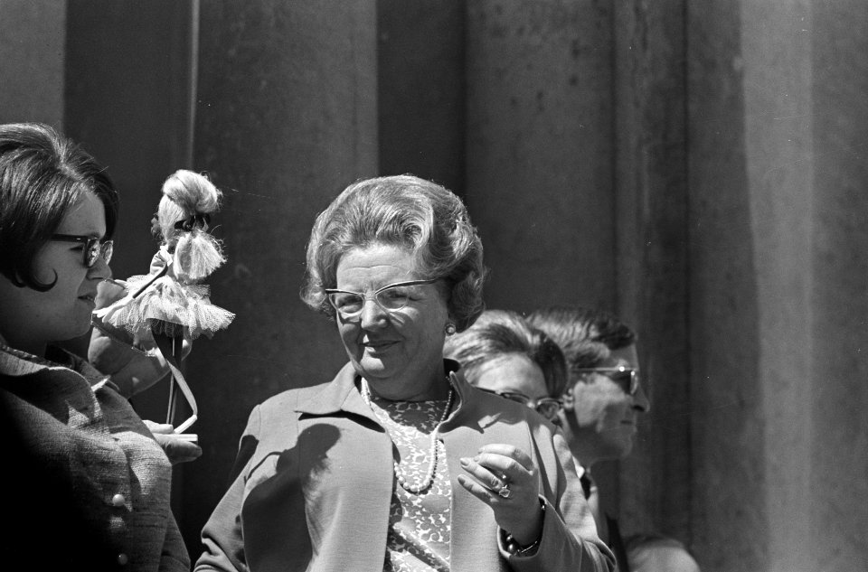 Koninginnedag, defilee op Soestdijk, nummer 25 Koningin Julliana (kop), nummer 2, Bestanddeelnr 919-0945