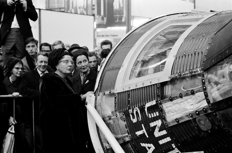 Koningin Juliana toonde belangstelling voor een Amerikaanse ruimtecapsule, Bestanddeelnr 915-7363