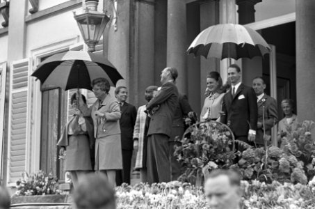 Koninginnedag. Koninklijke familie op bordes, Bestanddeelnr 921-3024