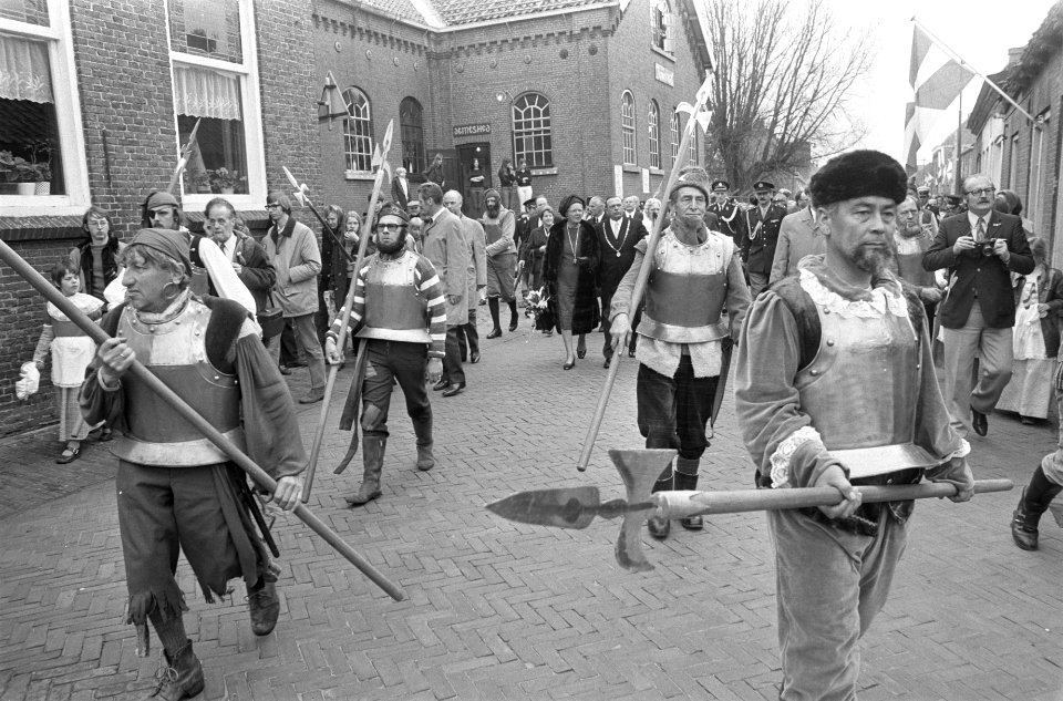 Koningin Juliana wandelt door Den Briel, Bestanddeelnr 925-4997