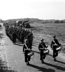 Koningin Juliana wandelmars te Kijkduin. Pantserdoel Artillerie Breda, Bestanddeelnr 903-0269