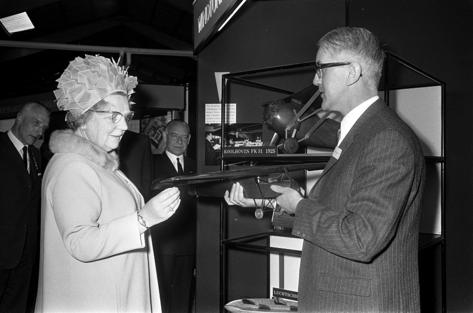 Koningin Juliana woont de herdenking bij van het 50 jarig bestaan vh Nationaal , Bestanddeelnr 922-3083