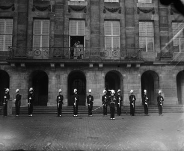 Koningin Wilhelmina op het balkon van het Paleis op de Dam, Bestanddeelnr 902-4799