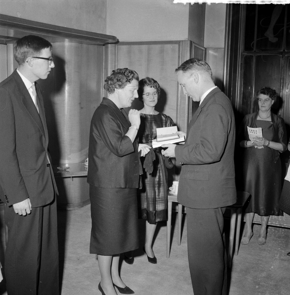 Koningin Juliana woont 9e lustrum bij van de Vrijzinnig Christelijke Studenten B, Bestanddeelnr 911-8851