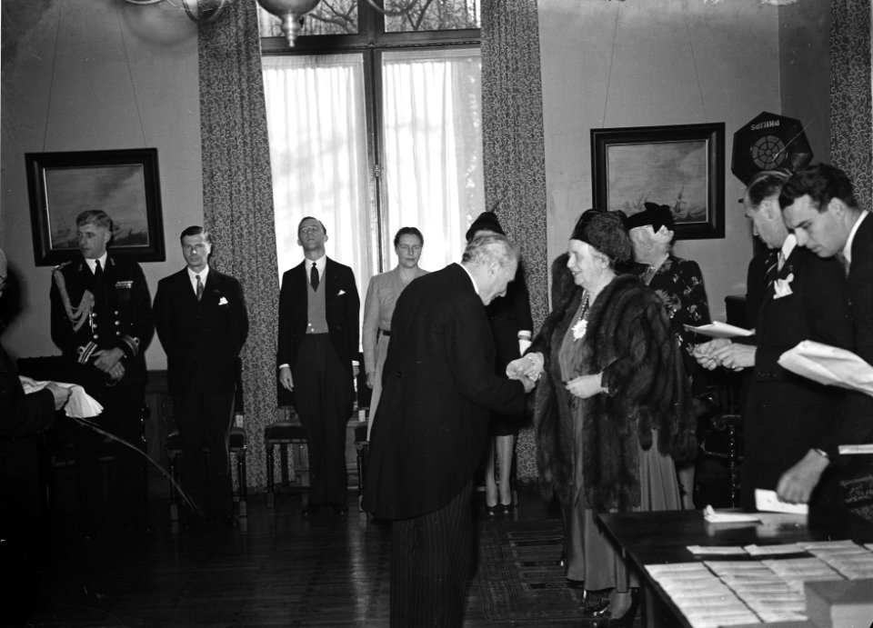 Koningin Wilhelmina reikt onderscheidingen uit te Brussel, Bestanddeelnr 901-9465