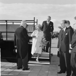 Koningin Juliana wordt welkom geheten door burgemeester JW Peek, Bestanddeelnr 914-3072