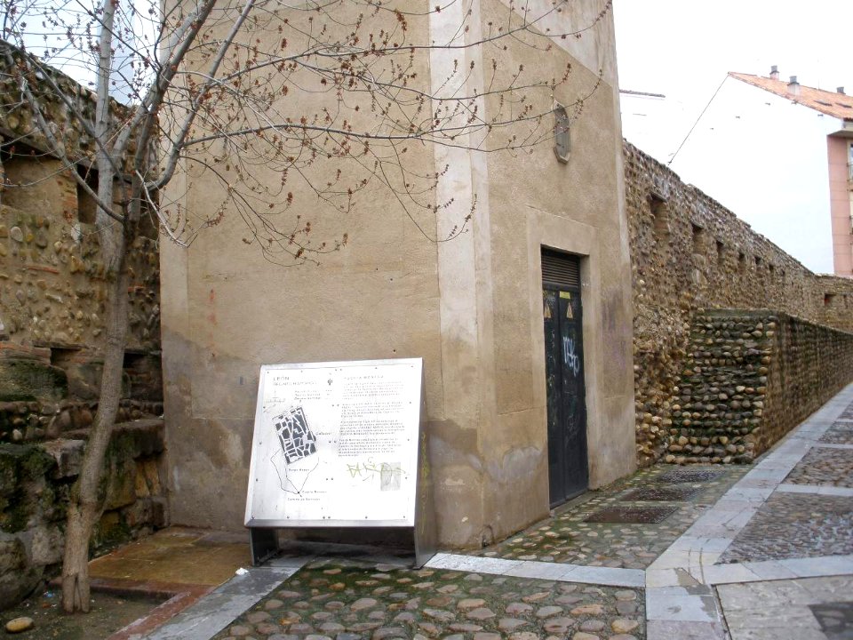 León - Puerta Moneda (sección de la muralla de León) 2