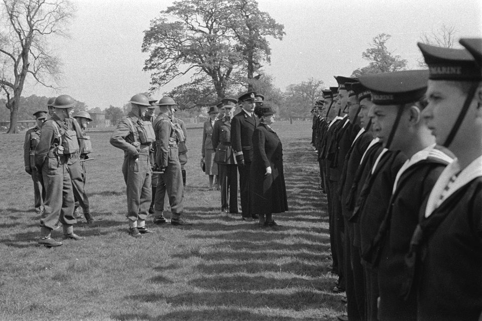 Koningin Wilhelmina op bezoek bij de Prinses Irene Brigade in het militaire kam…, Bestanddeelnr 934-9555
