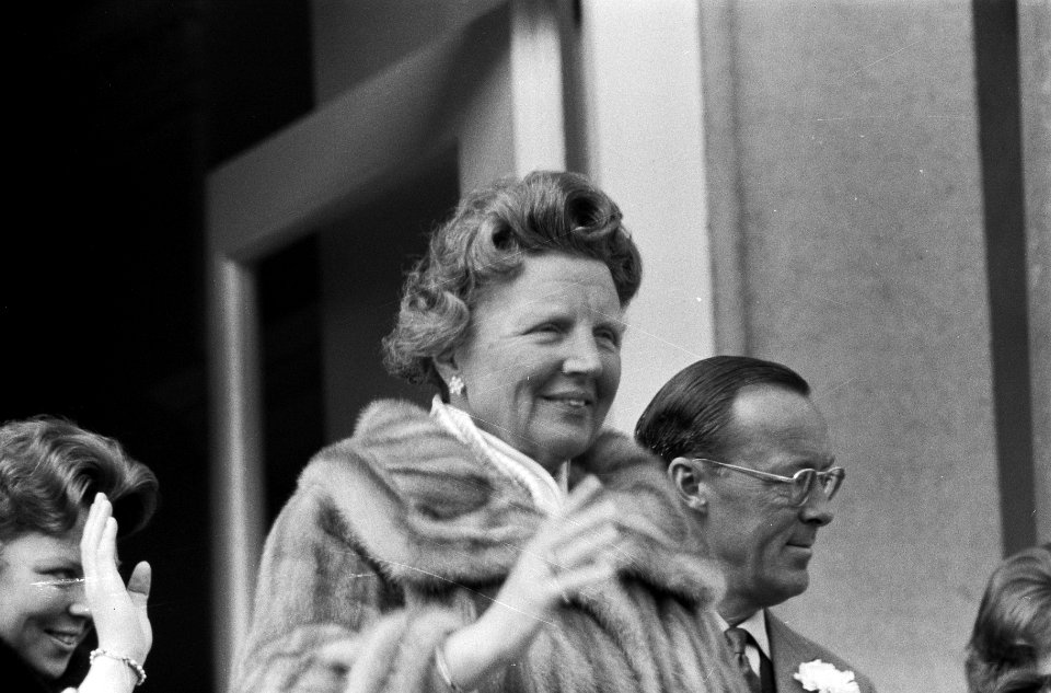 Koningin Juliana zwaait, Bestanddeelnr 911-2035