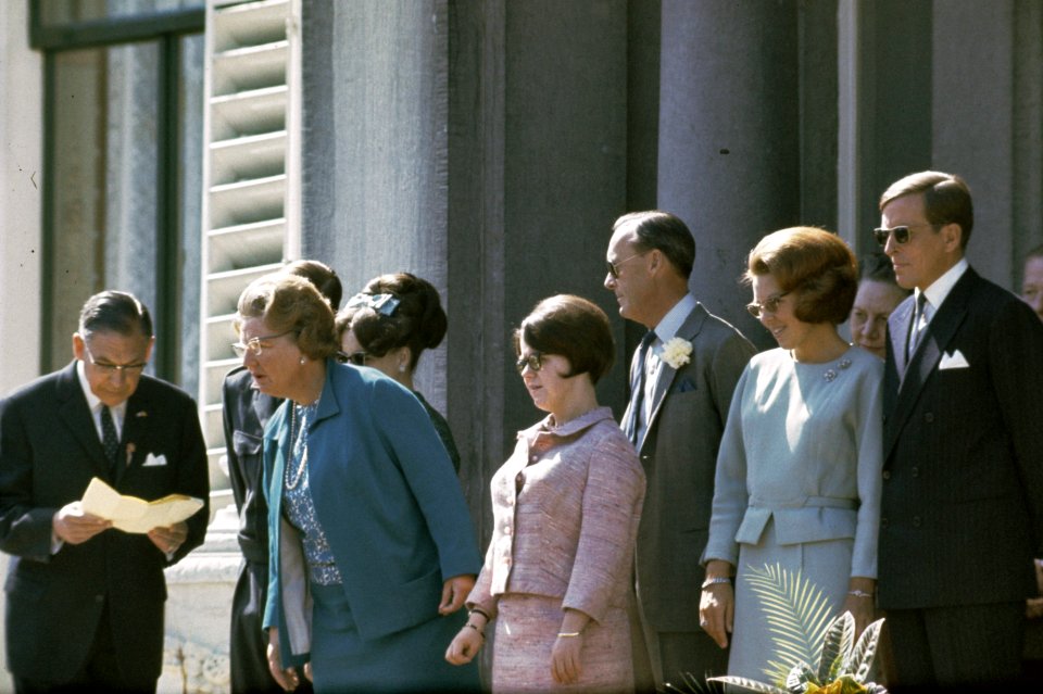 Koninginnedag, paleizen, defiles, Beatrix, prinses, , Christina, prinses, Claus,, Bestanddeelnr 254-7565