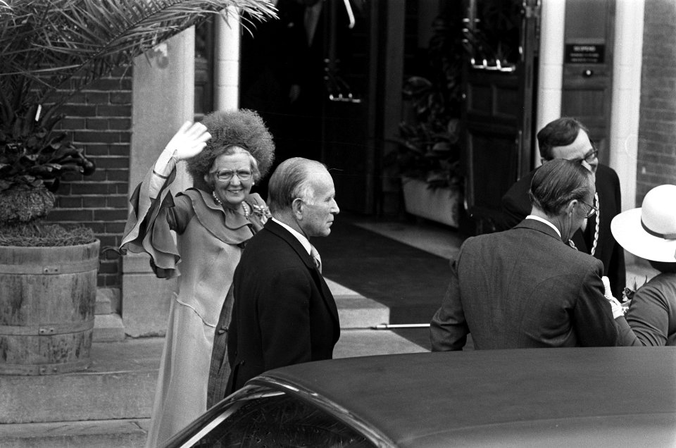 Koningin Juliana zwaaiend bij het stadhuis, Bestanddeelnr 928-0187