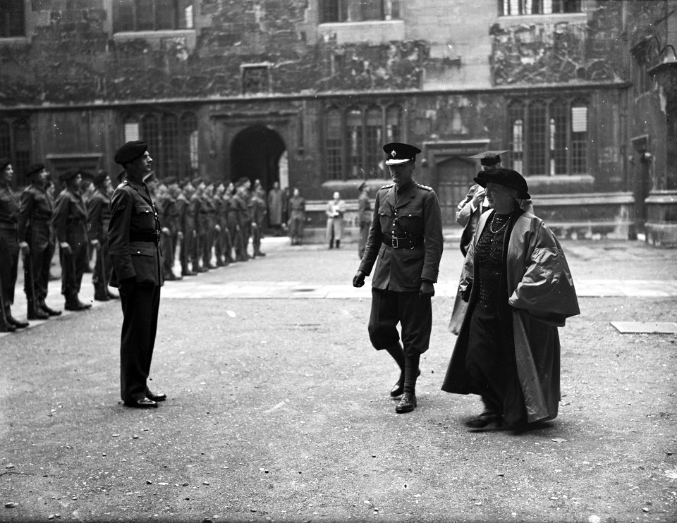 Koningin Wilhelmina ontvangt eredoctoraat van de Universiteit van Oxford. Inspec, Bestanddeelnr 935-2163