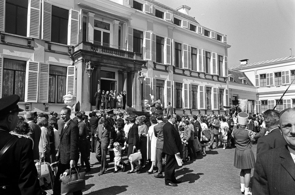 Koninginnedag, defilee op Soestdijk, defilee langs bordes, Bestanddeelnr 919-0989