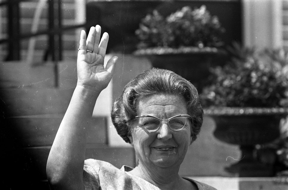 Koningin Juliana zwaaiend, Bestanddeelnr 920-4154