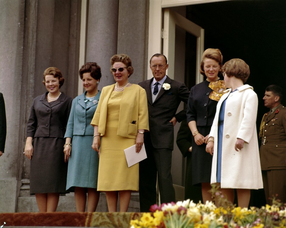 Koninginnedag, paleizen, Defiles, Beatrix, prinses, Bernhard, prins, Christina, , Bestanddeelnr 254-7012