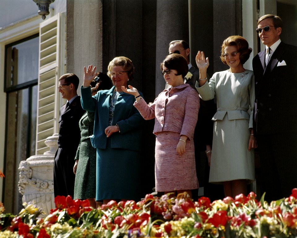 Koninginnedag, paleizen, defiles, Beatrix, prinses, , Christina, prinses, Claus,, Bestanddeelnr 254-7557