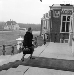 Koningin Juliana zelf arriveert op Huis ten Bosch, Bestanddeelnr 911-9082