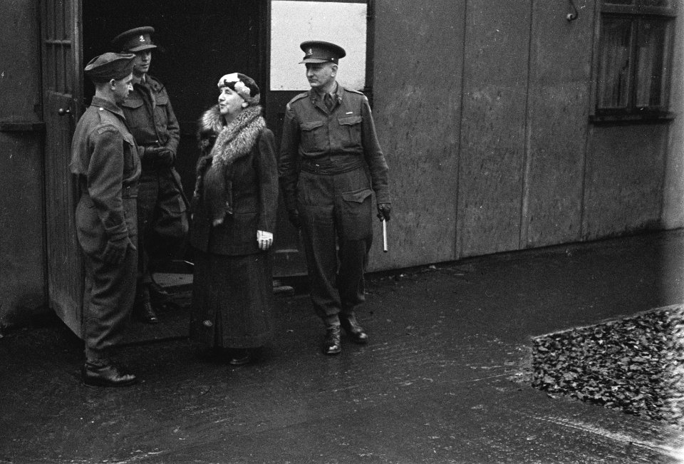 Koningin Wilhelmina op bezoek bij de Prinses Irene Brigade in het militaire kam…, Bestanddeelnr 934-9561