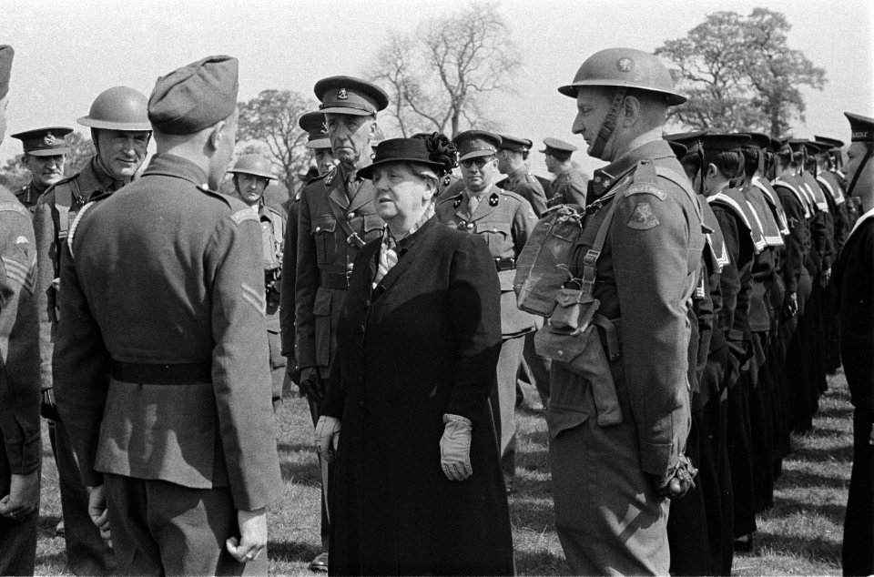 Koningin Wilhelmina op bezoek bij de Prinses Irene Brigade in het militaire kam…, Bestanddeelnr 934-9557