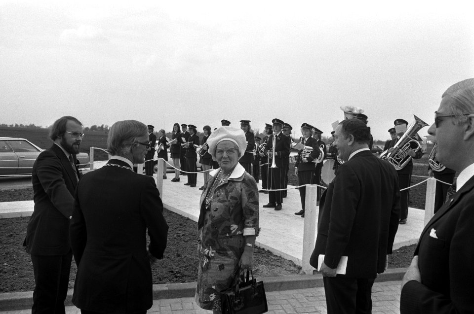 Koningin Juliana wordt ontvangen met een muziekcorps, Bestanddeelnr 927-1351
