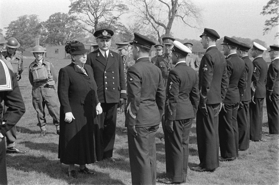 Koningin Wilhelmina op bezoek bij de Prinses Irene Brigade in het militaire kam…, Bestanddeelnr 934-9553