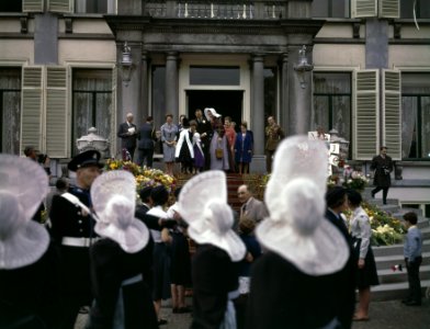 Koninginnedag, paleizen, Defiles, Beatrix, prinses, Bernhard, prins, Juliana, ko, Bestanddeelnr 254-7021