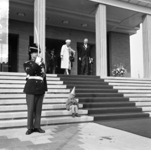 Koningin Juliana verlaat het stadhuis Op de trappen zit een jongetje met feestm, Bestanddeelnr 917-7986