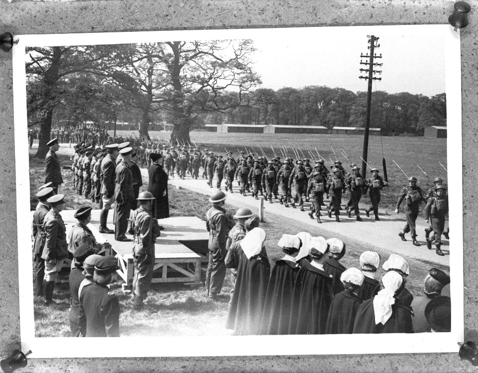 Koningin Wilhelmina op bezoek bij de Prinses Irene Brigade in het militaire kam…, Bestanddeelnr 934-9564