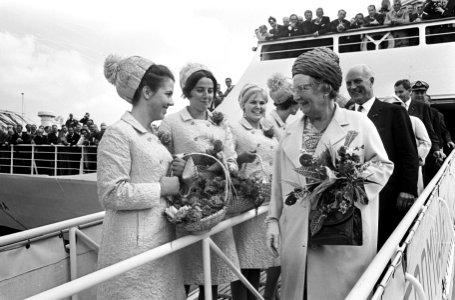 Koningin Juliana verlaat het schip langs een erehaag van bloemenmeisjes, Bestanddeelnr 920-4095