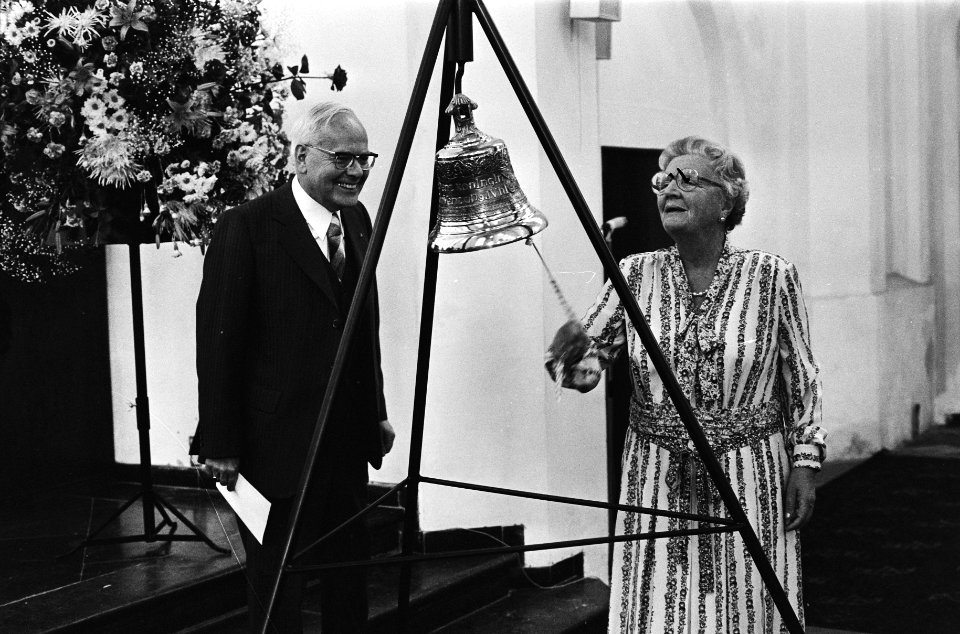 Koningin Juliana verricht de opening door het luiden van de bel, links directeu…, Bestanddeelnr 930-3049