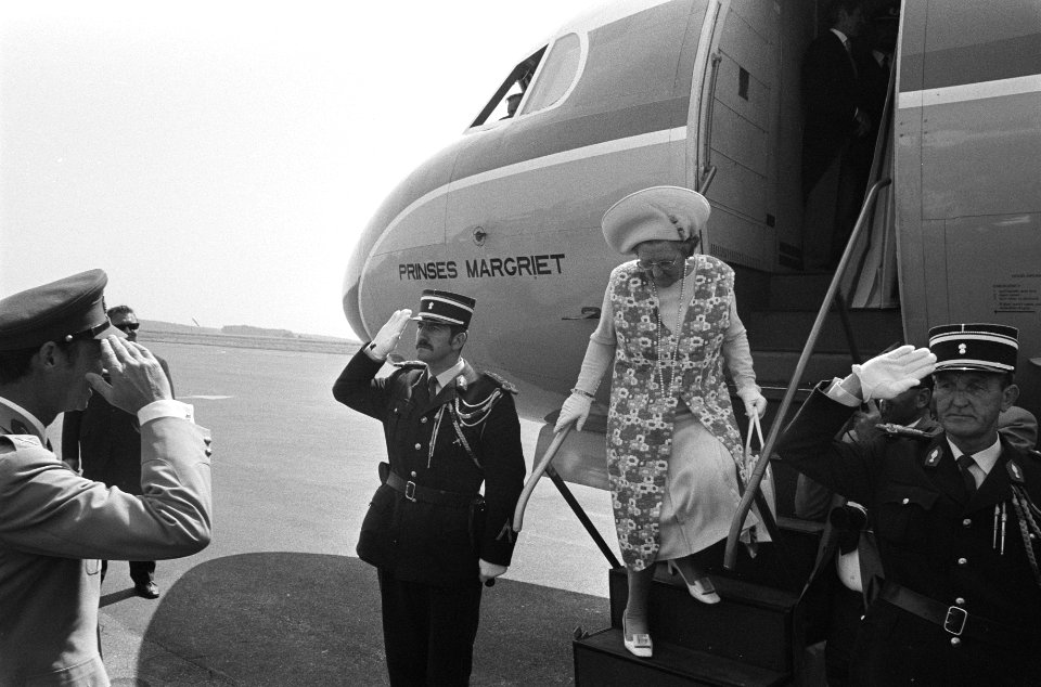 Koningin Juliana verlaat het vliegtuig, Bestanddeelnr 924-7101