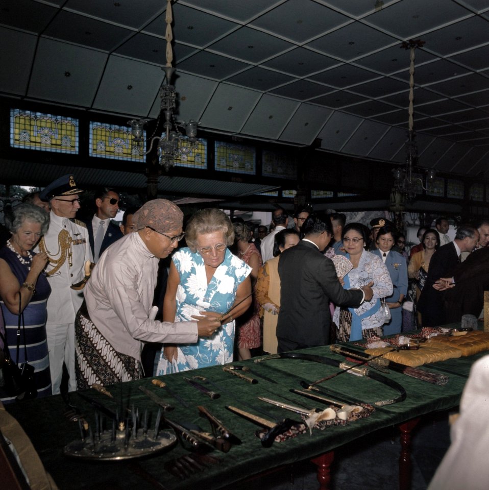 Koningin Juliana wordt rondgeleid langs de schatten van de sultan in Yogyakarta, Bestanddeelnr 254-9032