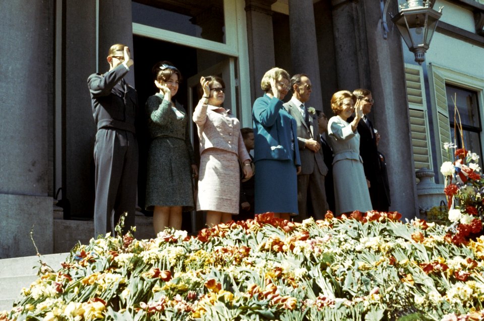 Koninginnedag, paleizen, defiles, Beatrix, prinses, , Christina, prinses, Claus,, Bestanddeelnr 254-7561