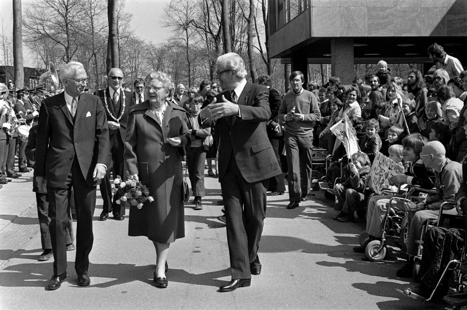Koningin Juliana wordt rondgeleid, Bestanddeelnr 929-1339