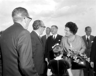 Koningin Juliana wordt bij aankomst op het DAF-terrein ontvangen door Hub van Do, Bestanddeelnr 919-5612