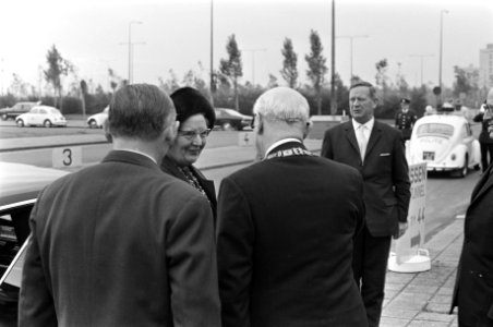 Koningin Juliana wordt ontvangen door burgemeester Samkalden, Bestanddeelnr 921-8105
