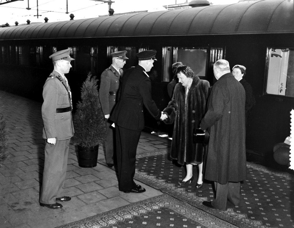 Koningin Juliana wordt bij aankomst op het station van Roosendaal verwelkomd doo, Bestanddeelnr 907-5124