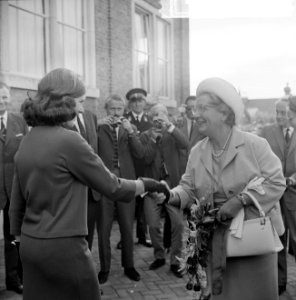 Koningin Juliana wordt welkom geheten, Bestanddeelnr 916-8323