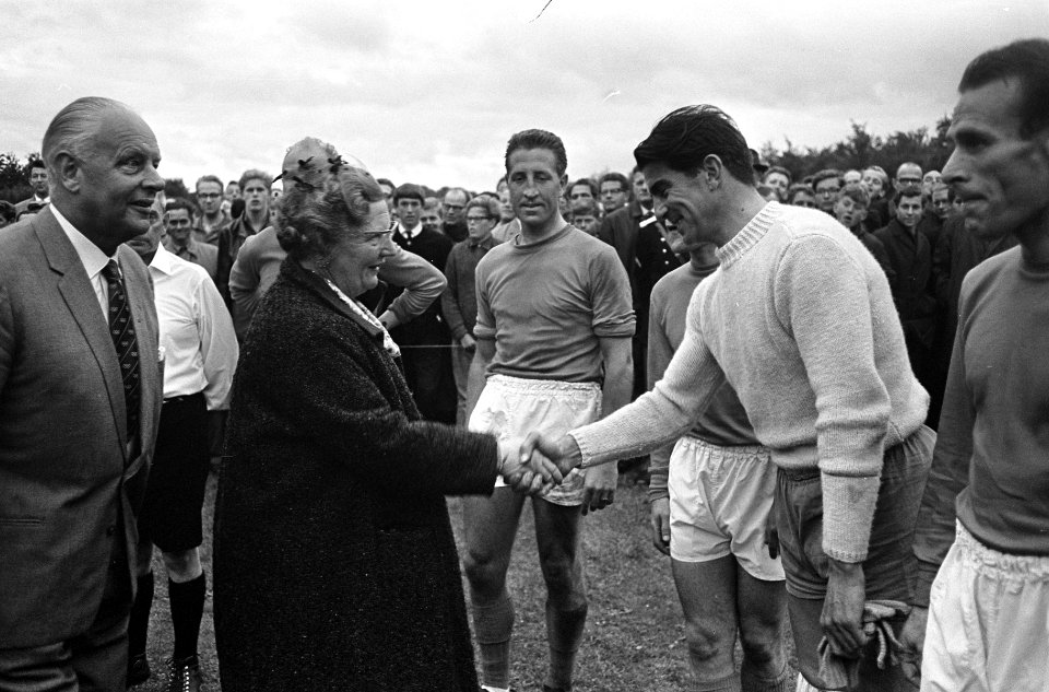 Koningin Juliana wordt voorgesteld aan keeper Frans de Munck, Bestanddeelnr 917-9451