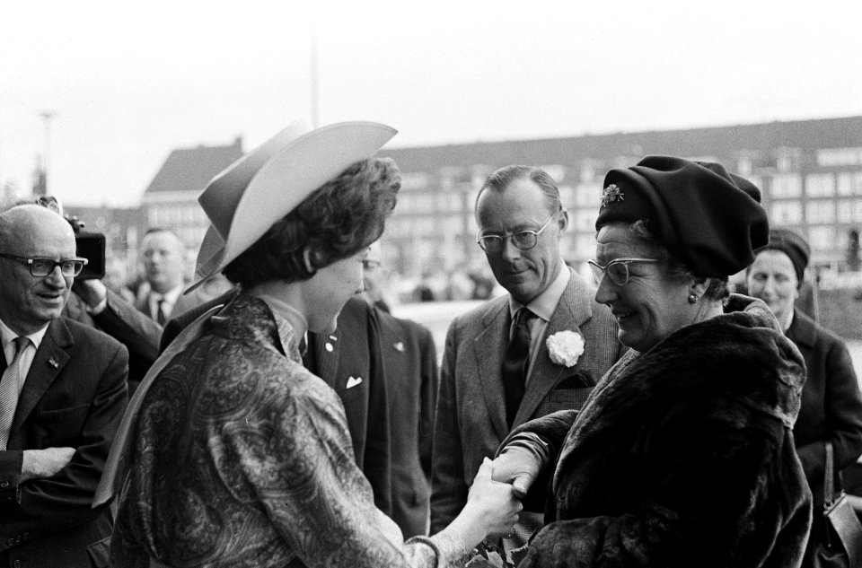 Koningin Juliana wordt bij aankomst begroet, achter haar prins Bernhard, Bestanddeelnr 915-7366