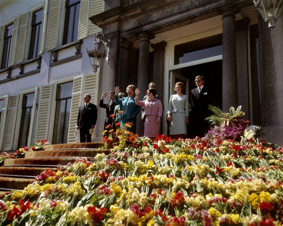 Koninginnedag, paleizen, defiles, Beatrix, prinses, Bernhard, prins, Christina, , Bestanddeelnr 254-7550