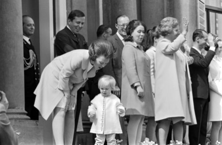 Koninginnedag, HM 60 jaar Prinses Beatrix met Prins Willem Alexander, Bestanddeelnr 922-3553