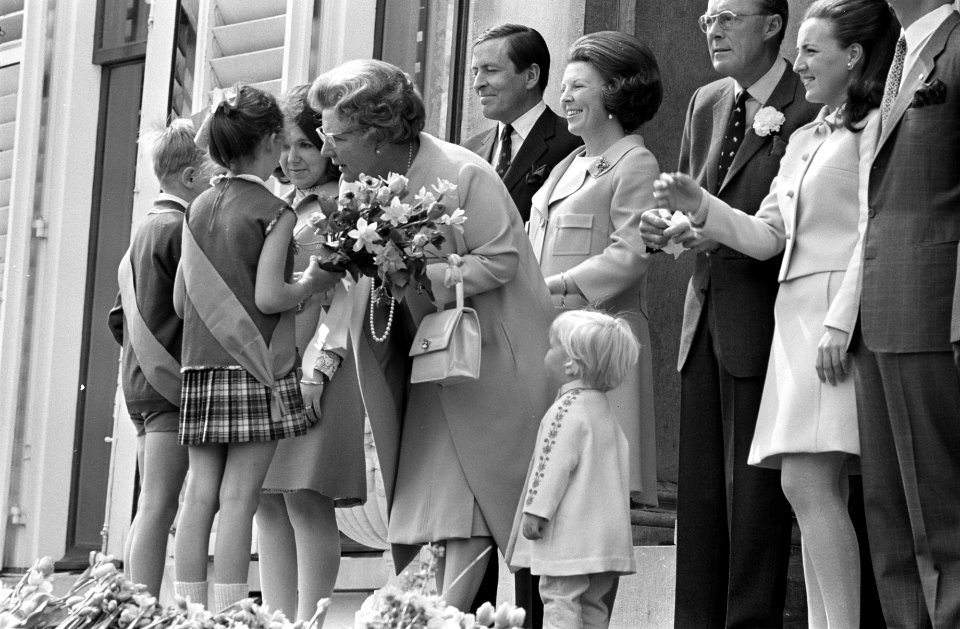 Koninginnedag, HM 60 jaar nr. 15 , 16 geschenken worden aangeboden, nr. 17 Pr, Bestanddeelnr 922-3573