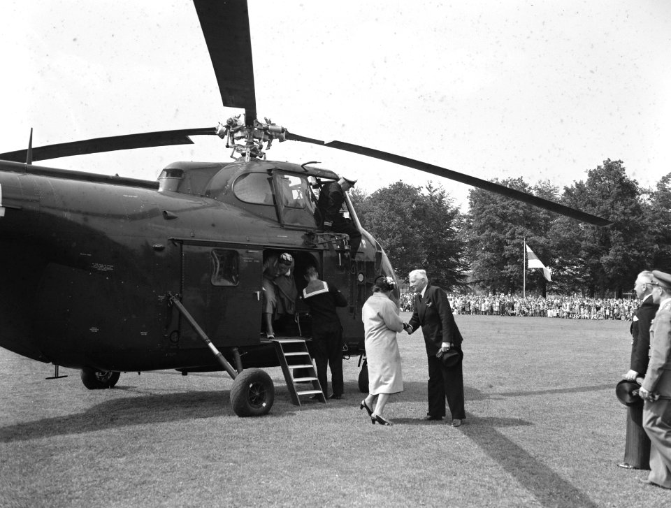Koningin Juliana wordt door Mr. E.Ch. Aalders bij de helicopter ontvangen, Bestanddeelnr 907-2009